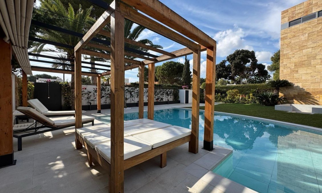 Resale - Villa -
Orihuela Costa - Altos De Campoamor