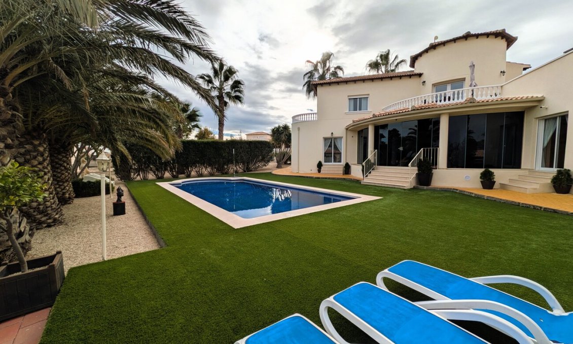 Resale - Villa -
Campos del Río