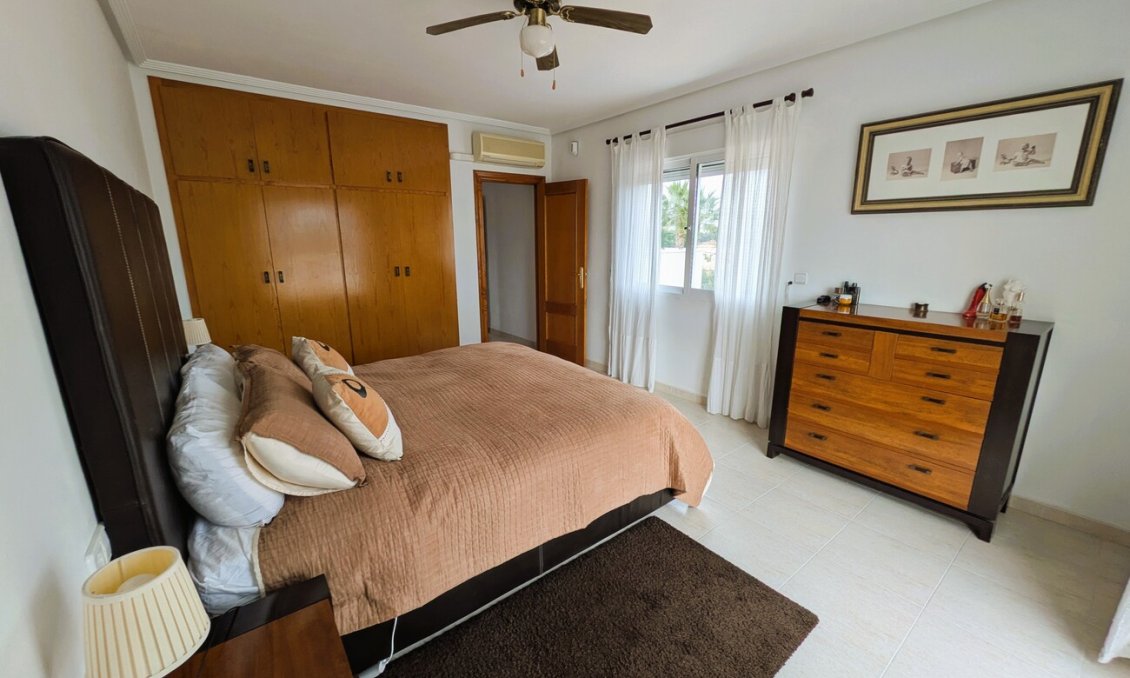 Resale - Villa -
Campos del Río