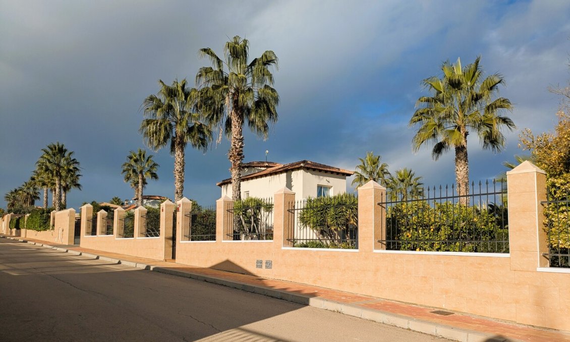 Resale - Villa -
Campos del Río