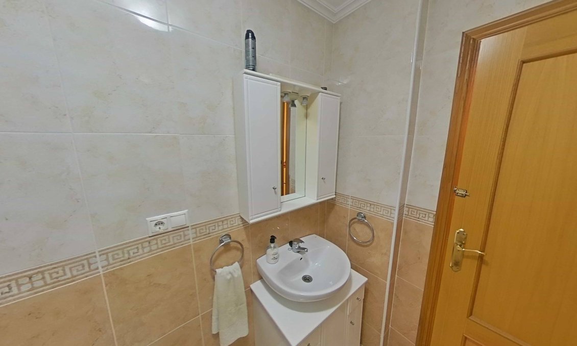 Használt Ingatlanok - Apartman -
Torrevieja - Estacion De Autobuses