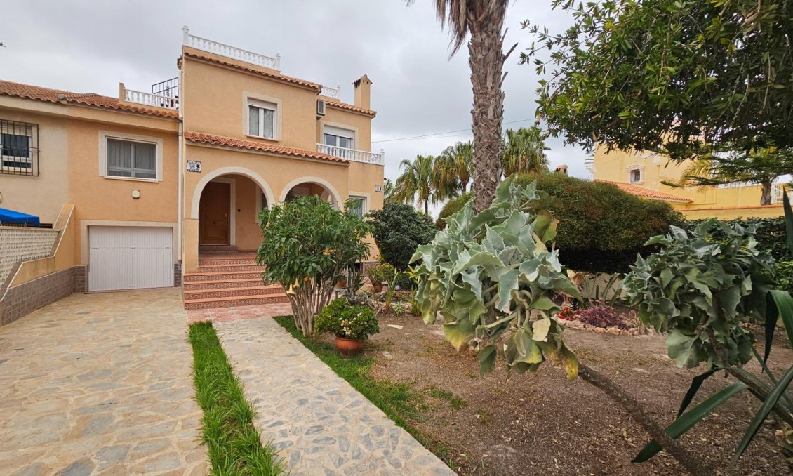 Resale - Villa -
Torrevieja - El Chaparral