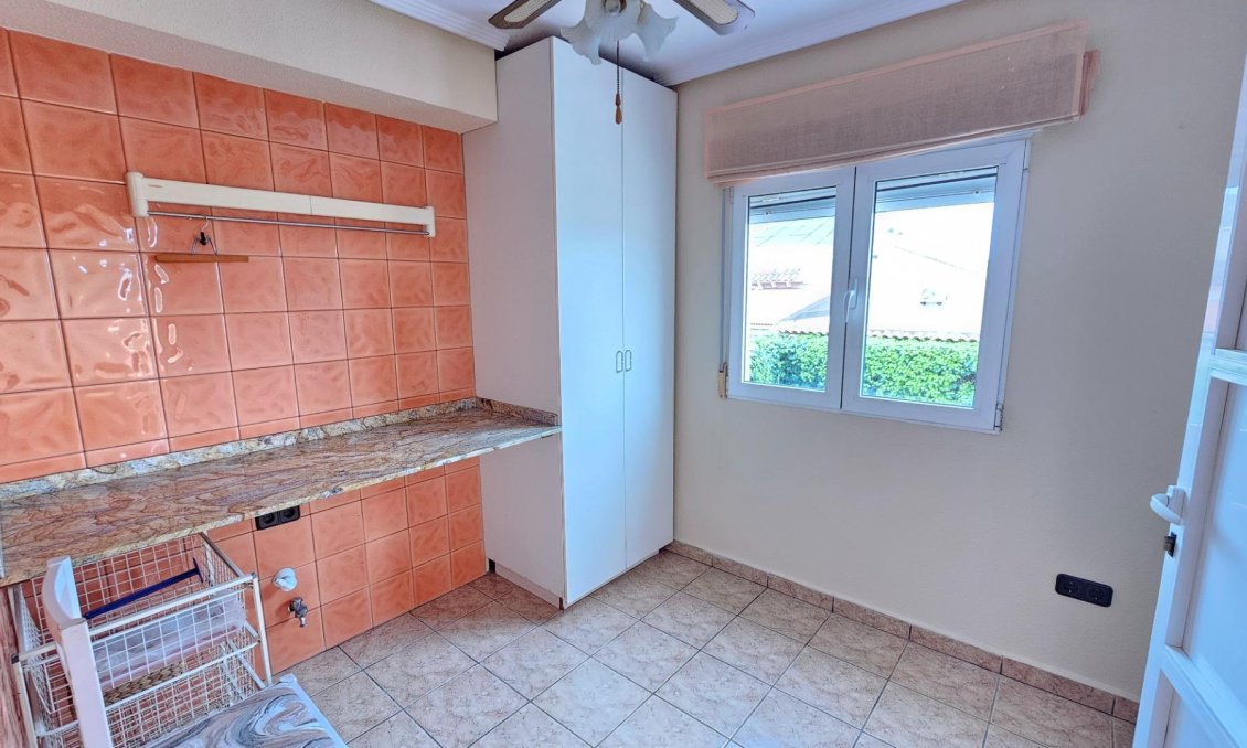 Resale - Villa -
Torrevieja - El Chaparral