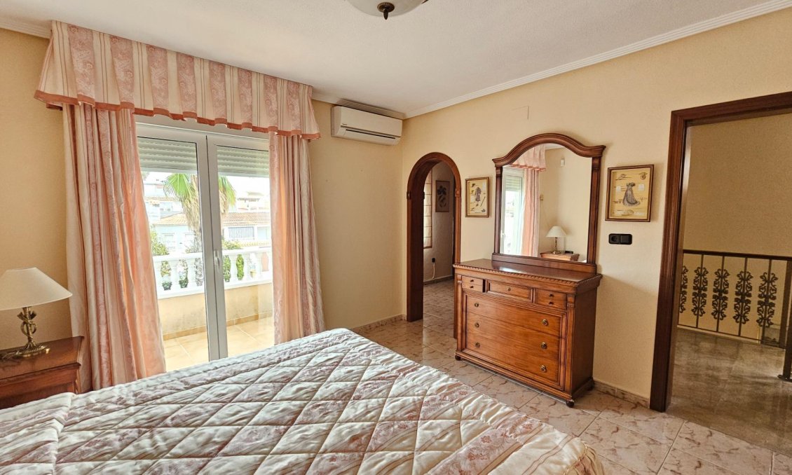 Resale - Villa -
Torrevieja - El Chaparral