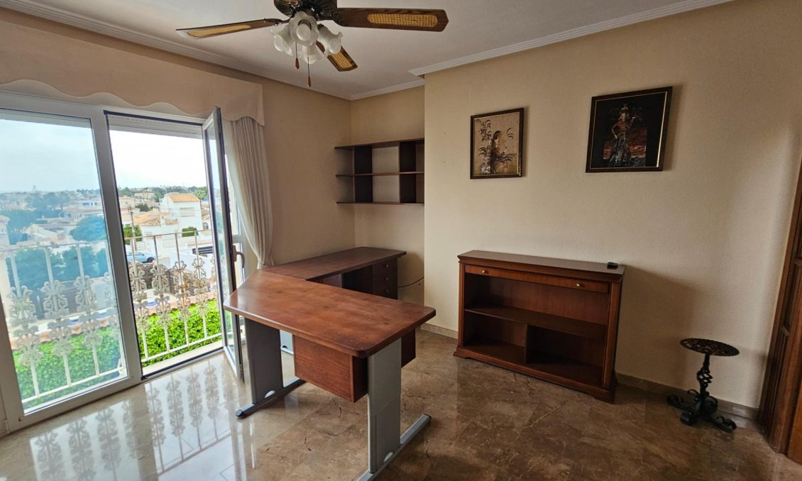 Resale - Villa -
Torrevieja - El Chaparral