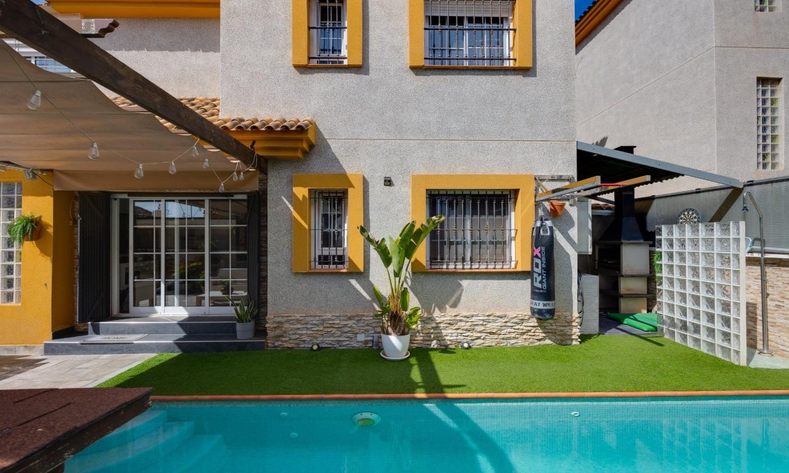 Használt Ingatlanok - Villa -
Los Montesinos - La Herrada