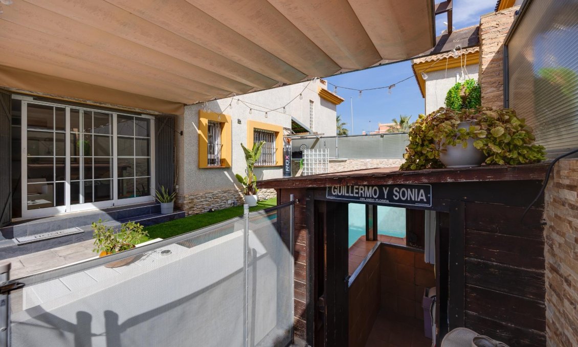 Használt Ingatlanok - Villa -
Los Montesinos - La Herrada