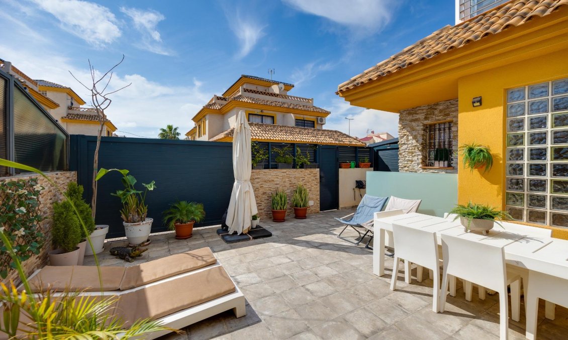 Használt Ingatlanok - Villa -
Los Montesinos - La Herrada