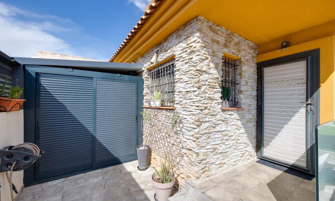 Használt Ingatlanok - Villa -
Los Montesinos - La Herrada