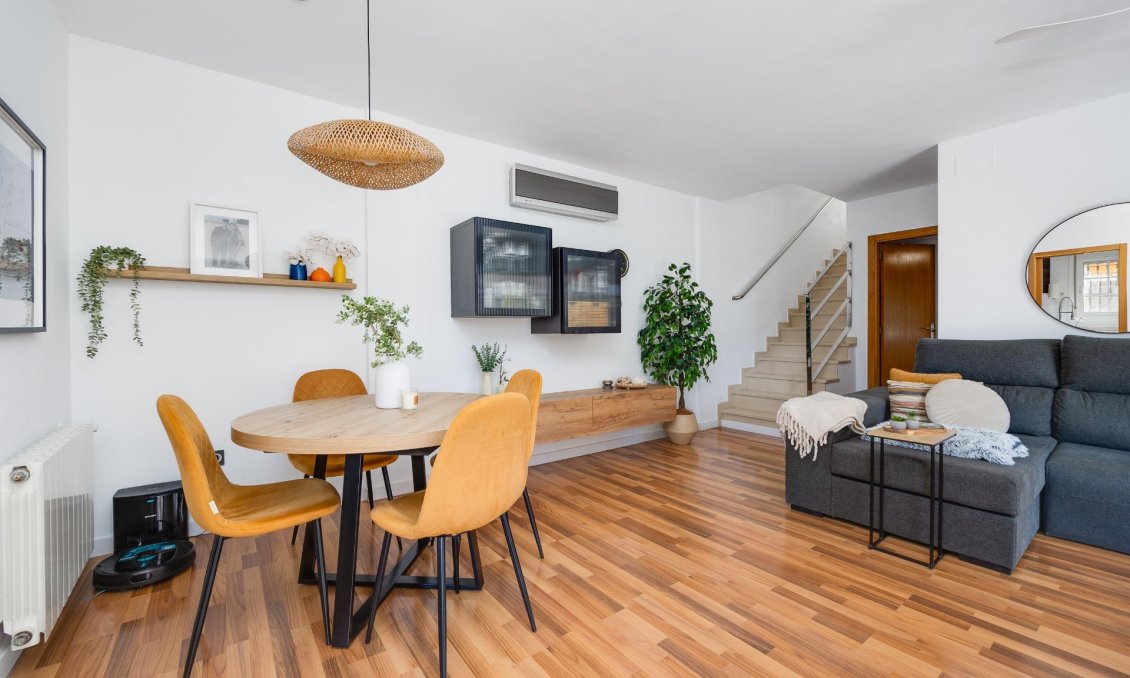 Használt Ingatlanok - Villa -
Los Montesinos - La Herrada