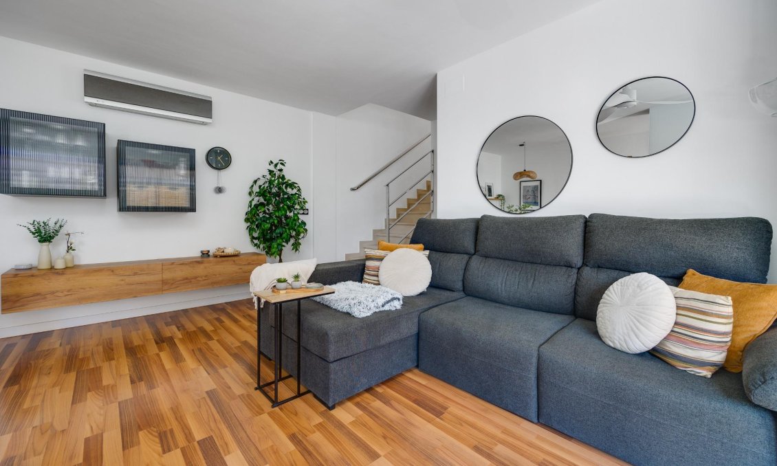 Használt Ingatlanok - Villa -
Los Montesinos - La Herrada