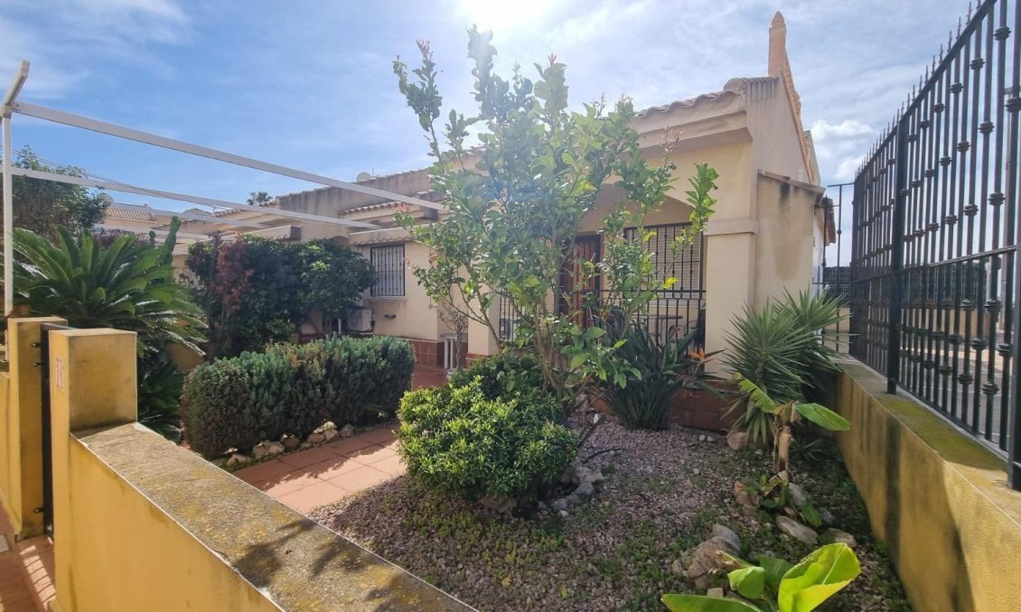 Használt Ingatlanok - Ikerház -
Guardamar del Segura - Urbanizaciones