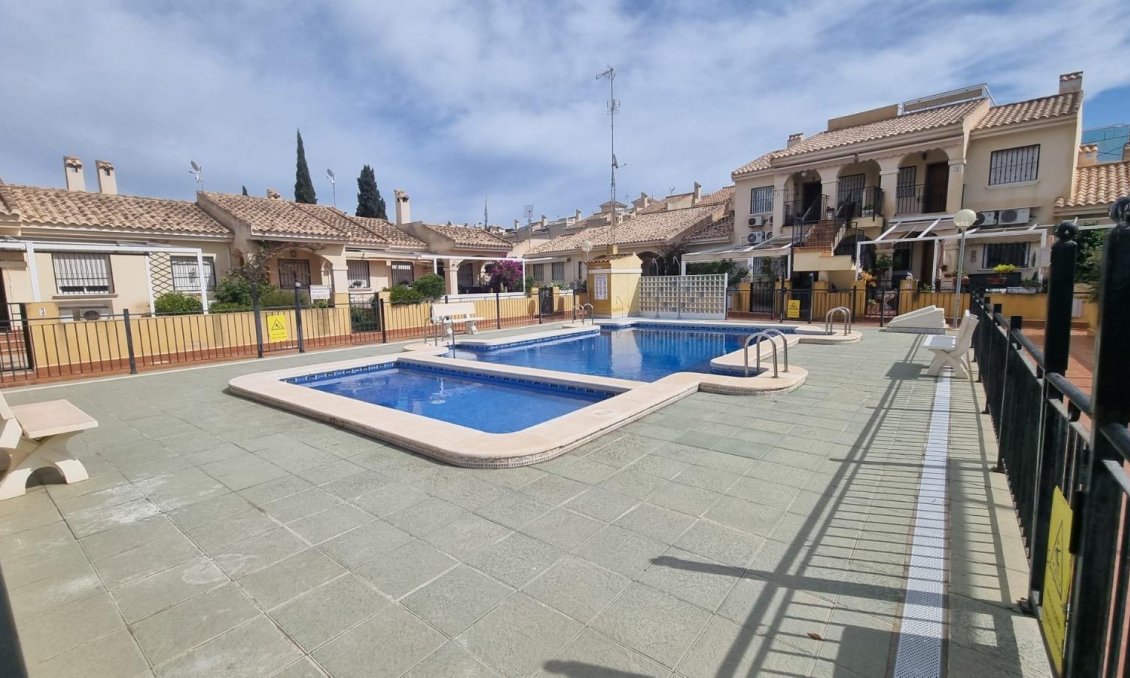 Használt Ingatlanok - Ikerház -
Guardamar del Segura - Urbanizaciones