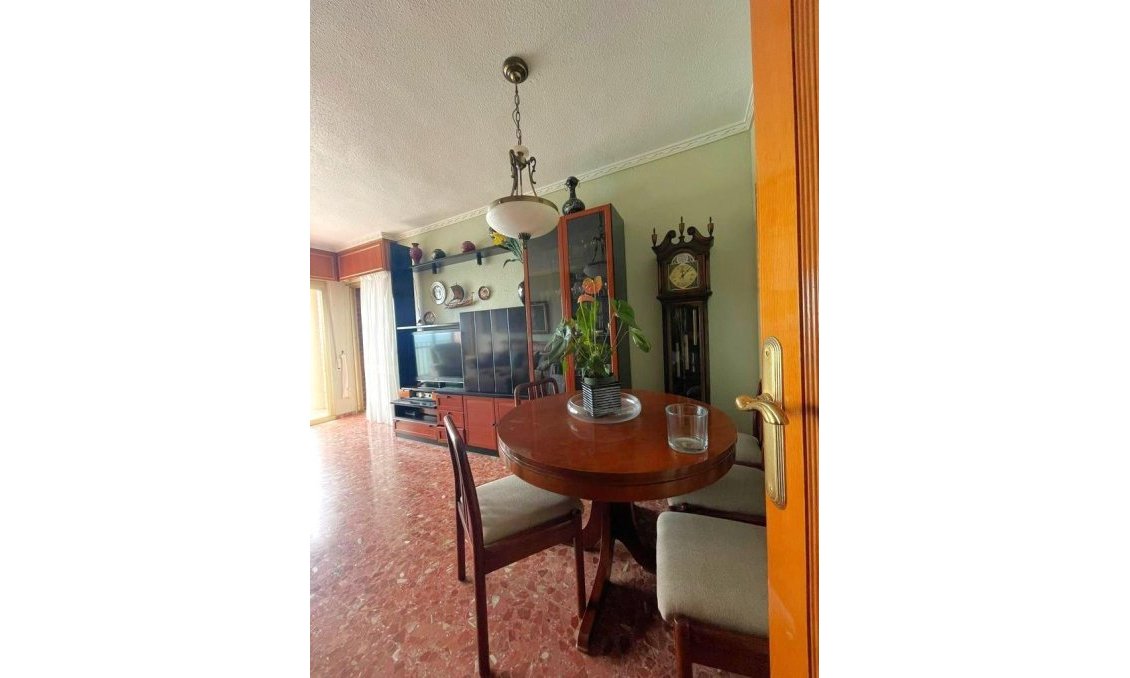 Revânzare - Apartament -
Torrevieja - Estacion De Autobuses