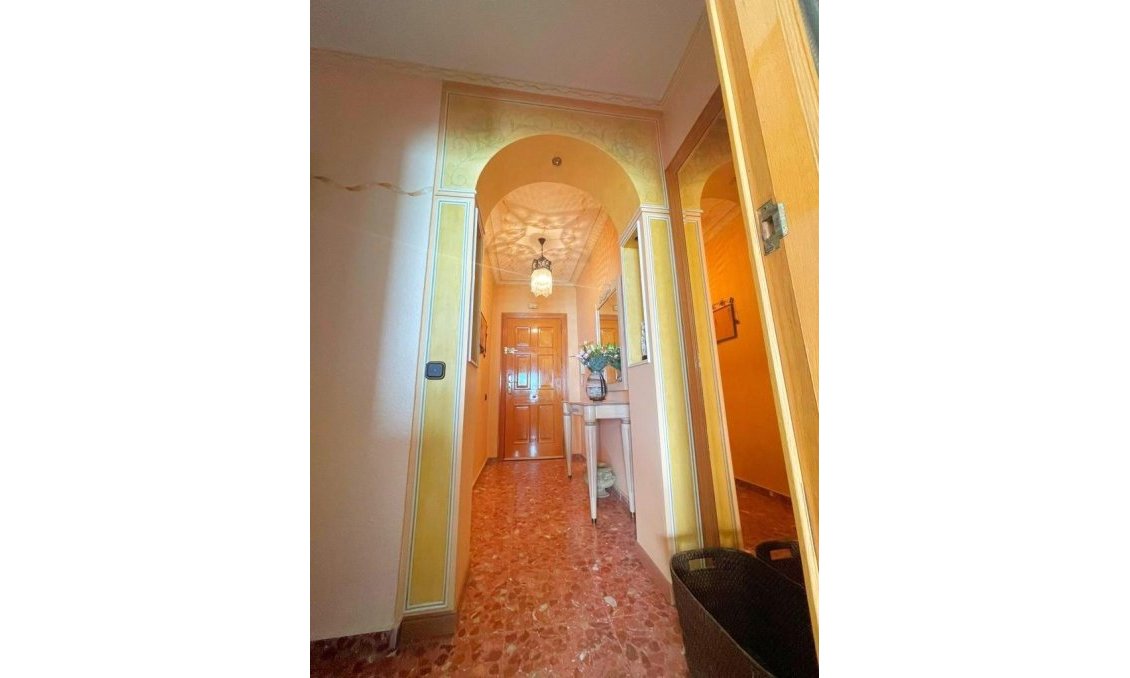 Revânzare - Apartament -
Torrevieja - Estacion De Autobuses