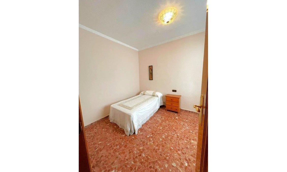 Revânzare - Apartament -
Torrevieja - Estacion De Autobuses