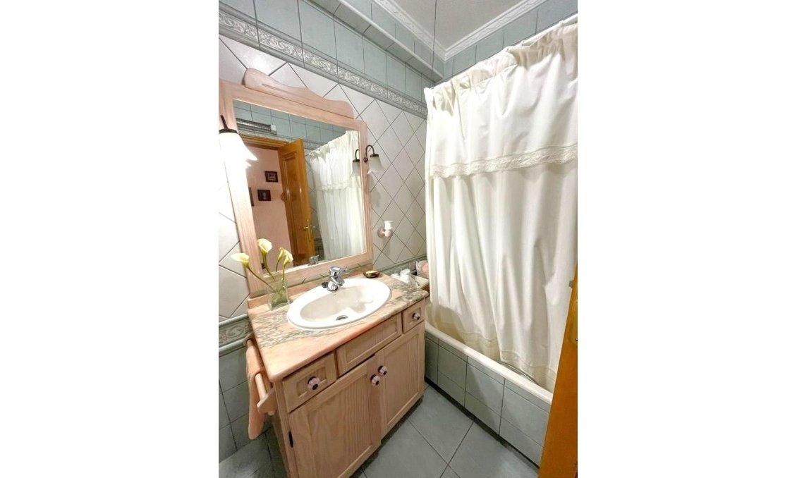 Revânzare - Apartament -
Torrevieja - Estacion De Autobuses