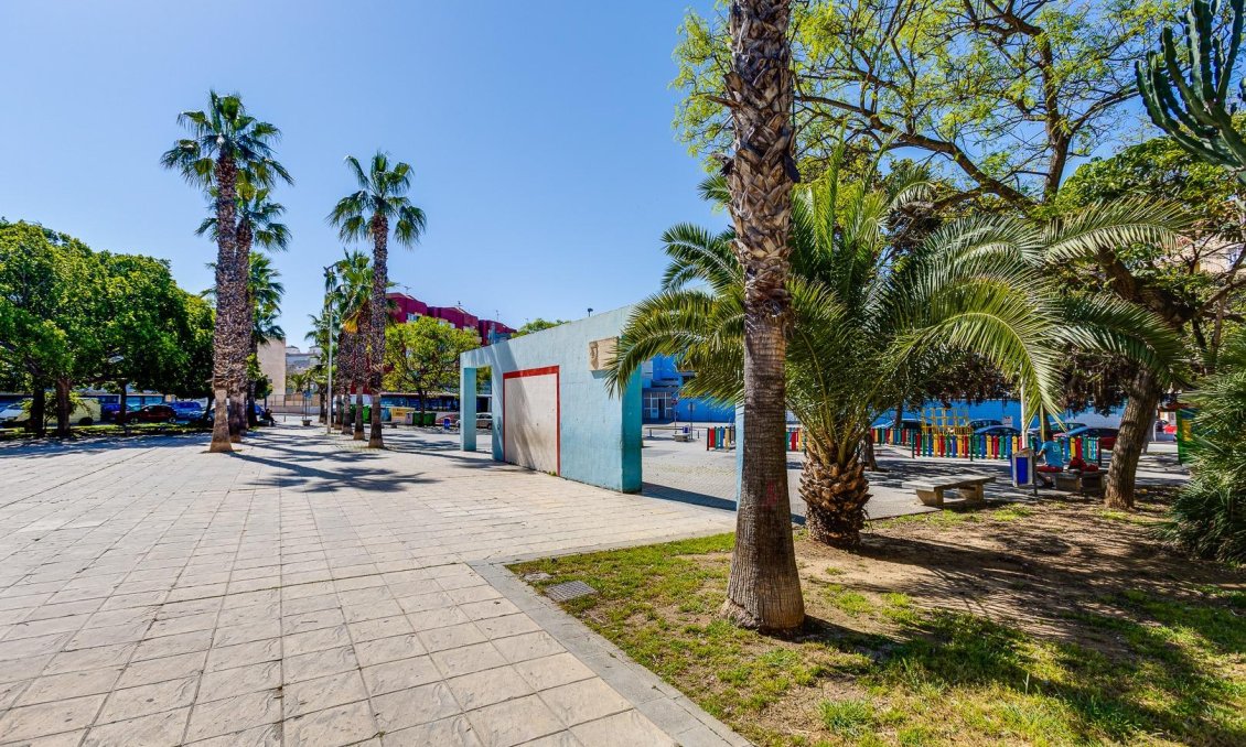 Segunda mano - Apartamento -
Torrevieja - Estacion De Autobuses