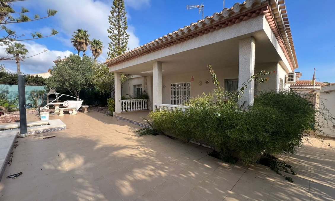Resale - Villa -
Playa Flamenca