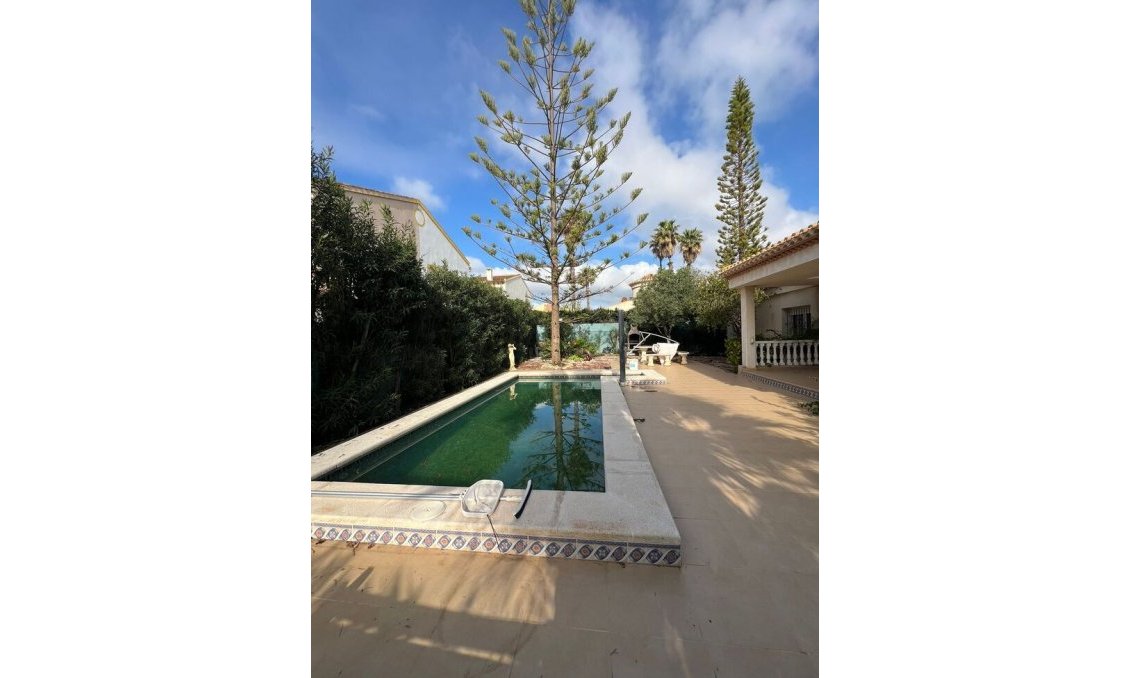 Resale - Villa -
Playa Flamenca