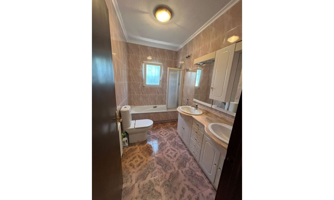 Resale - Villa -
Playa Flamenca