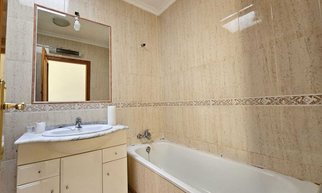 Resale - Town House -
Sucina