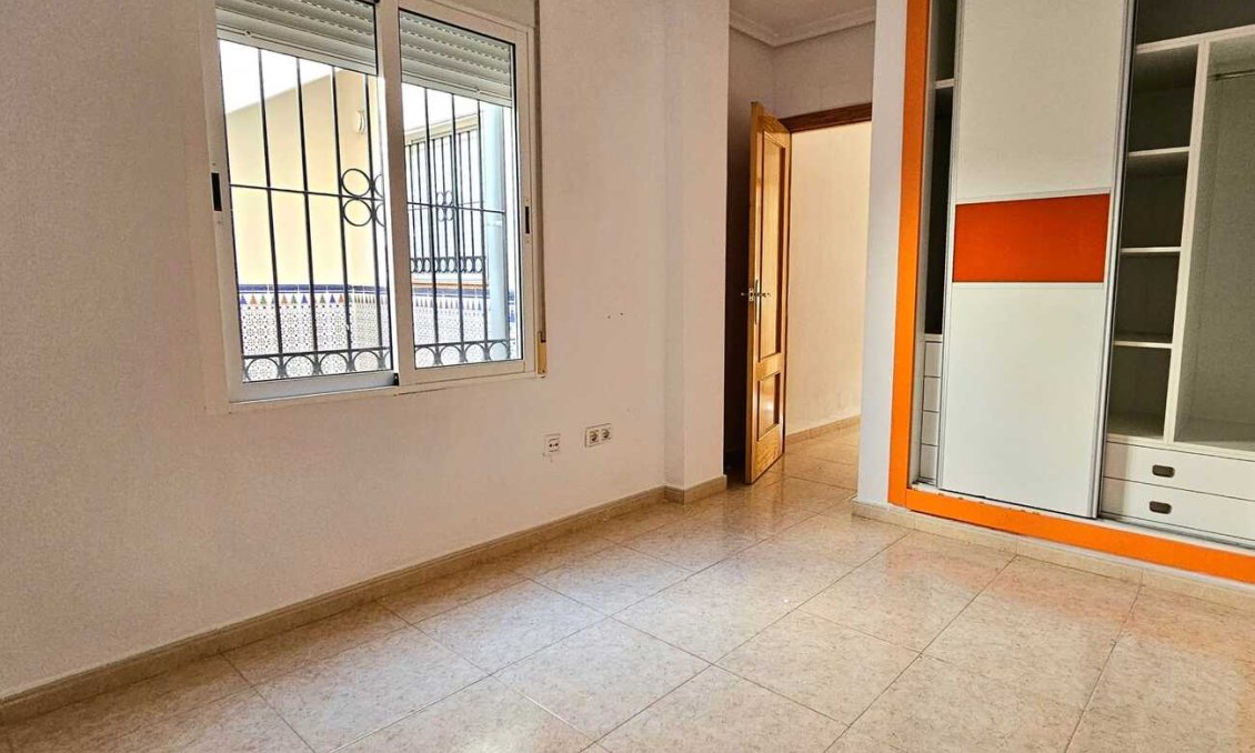 Resale - Town House -
Sucina