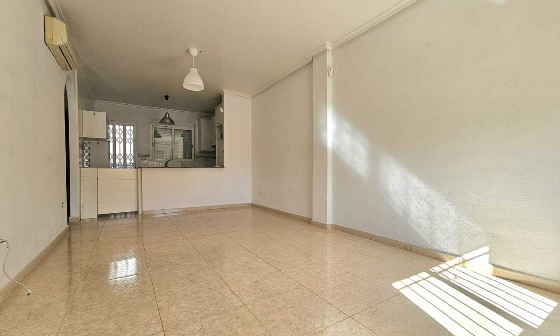 Resale - Town House -
Sucina