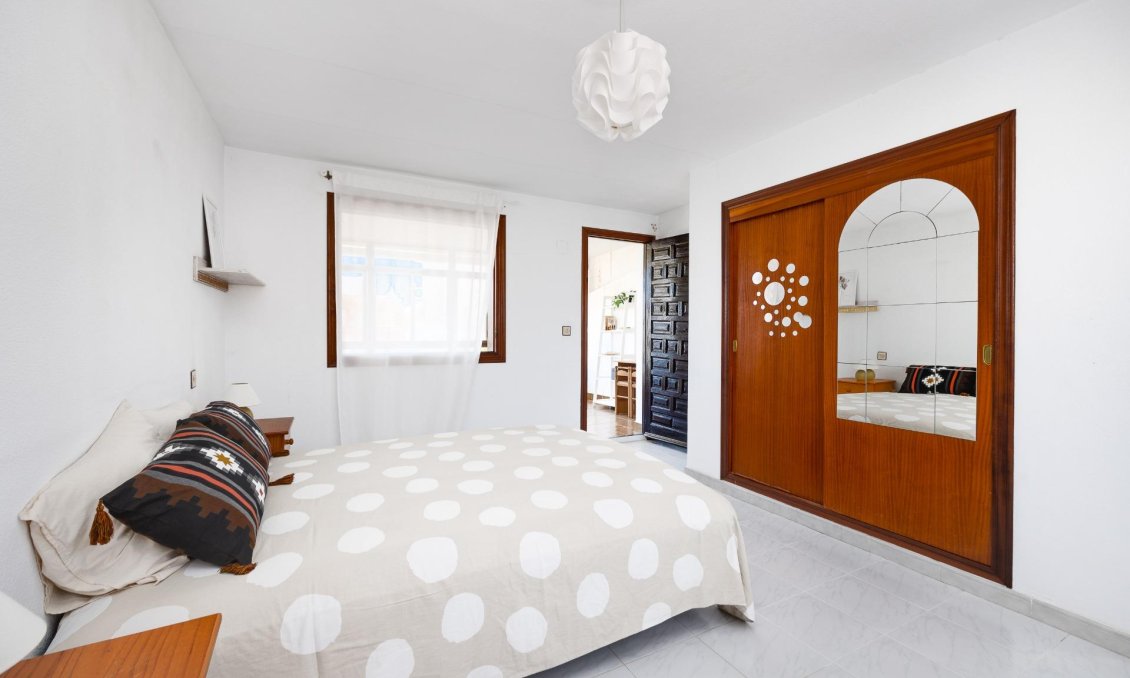 Használt Ingatlanok - Ikerház -
Torrevieja - Nueva Torrevieja