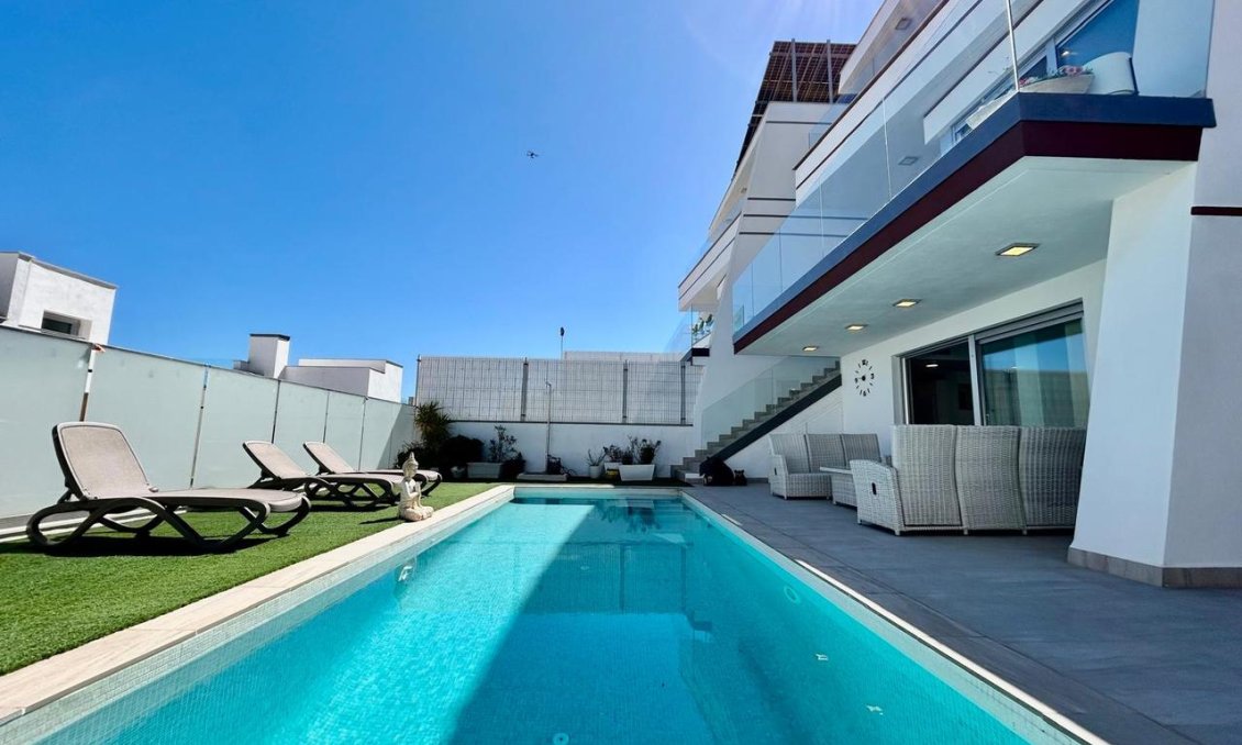 Használt Ingatlanok - Villa -
Villamartin - Costa Blanca