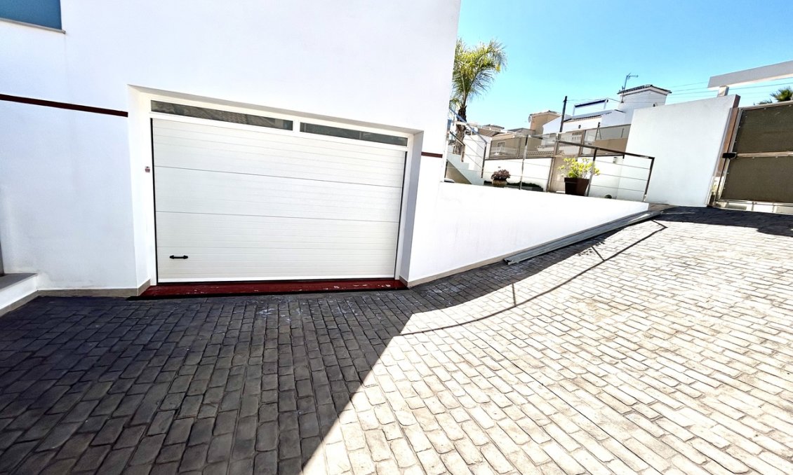 Használt Ingatlanok - Villa -
Villamartin - Costa Blanca