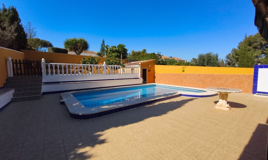 Használt Ingatlanok - Villa -
Torrevieja - Los Balcones