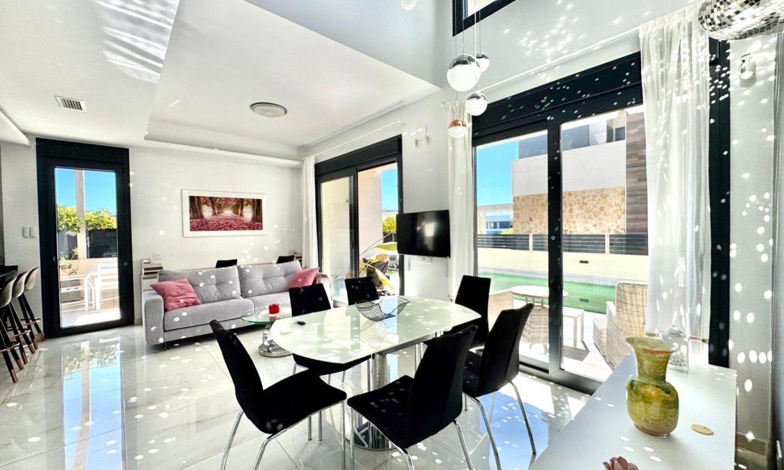 Wiederverkauf - Villa -
Orihuela Costa - Lomas de Cabo Roig