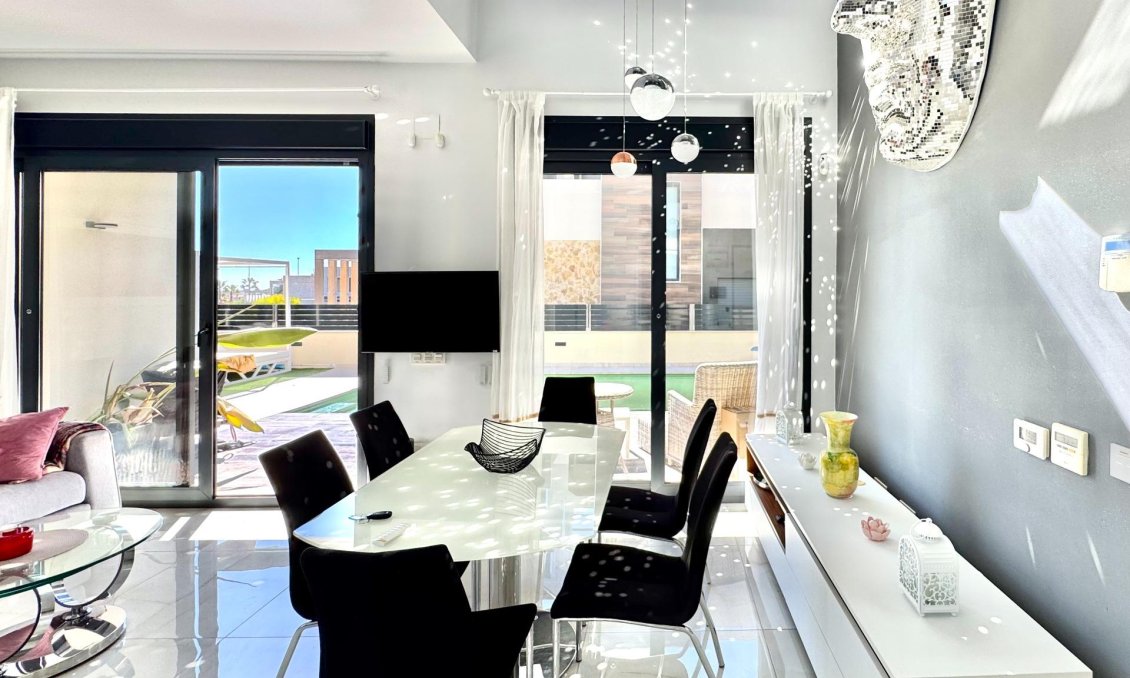 Wiederverkauf - Villa -
Orihuela Costa - Lomas de Cabo Roig