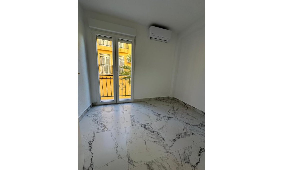 Használt Ingatlanok - Apartman -
Torrevieja - La Veleta