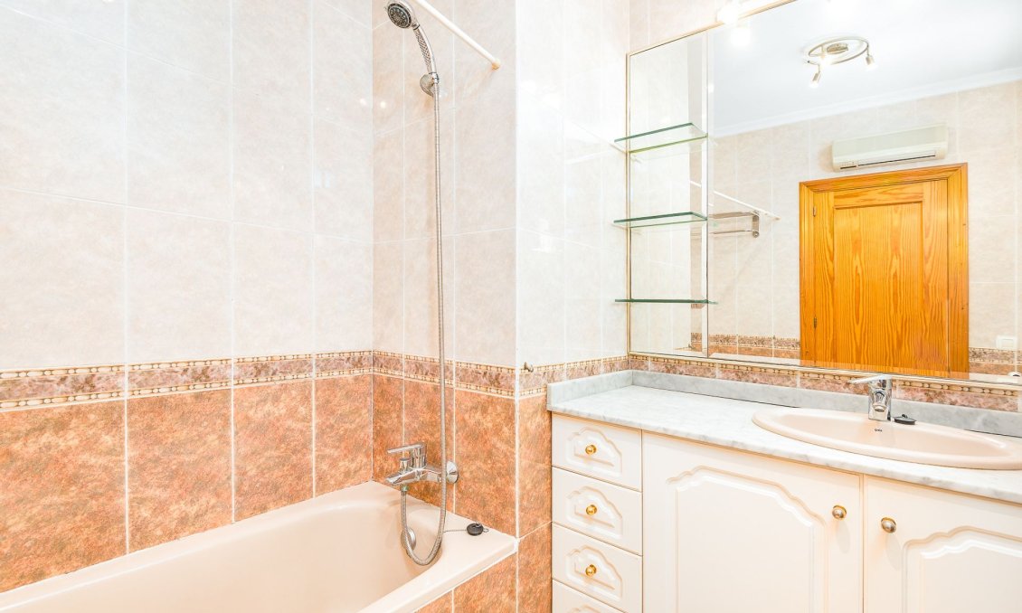 Használt Ingatlanok - Villa -
Torrevieja - Costa Blanca