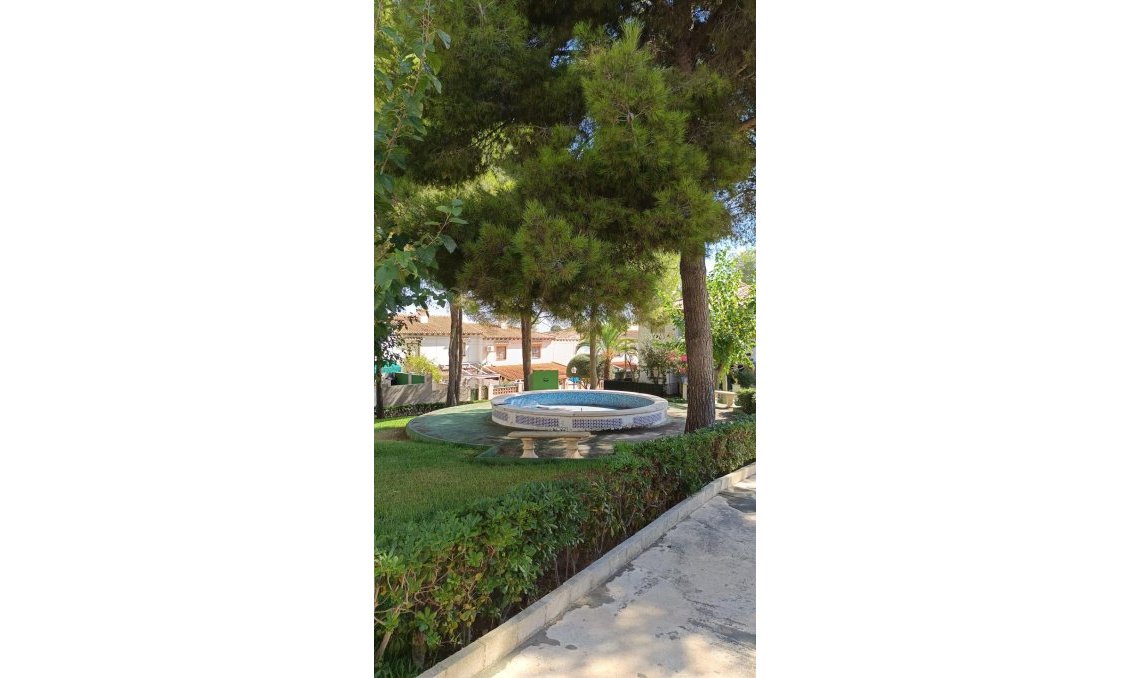 Használt Ingatlanok - Sorház -
Torrevieja - Los Balcones