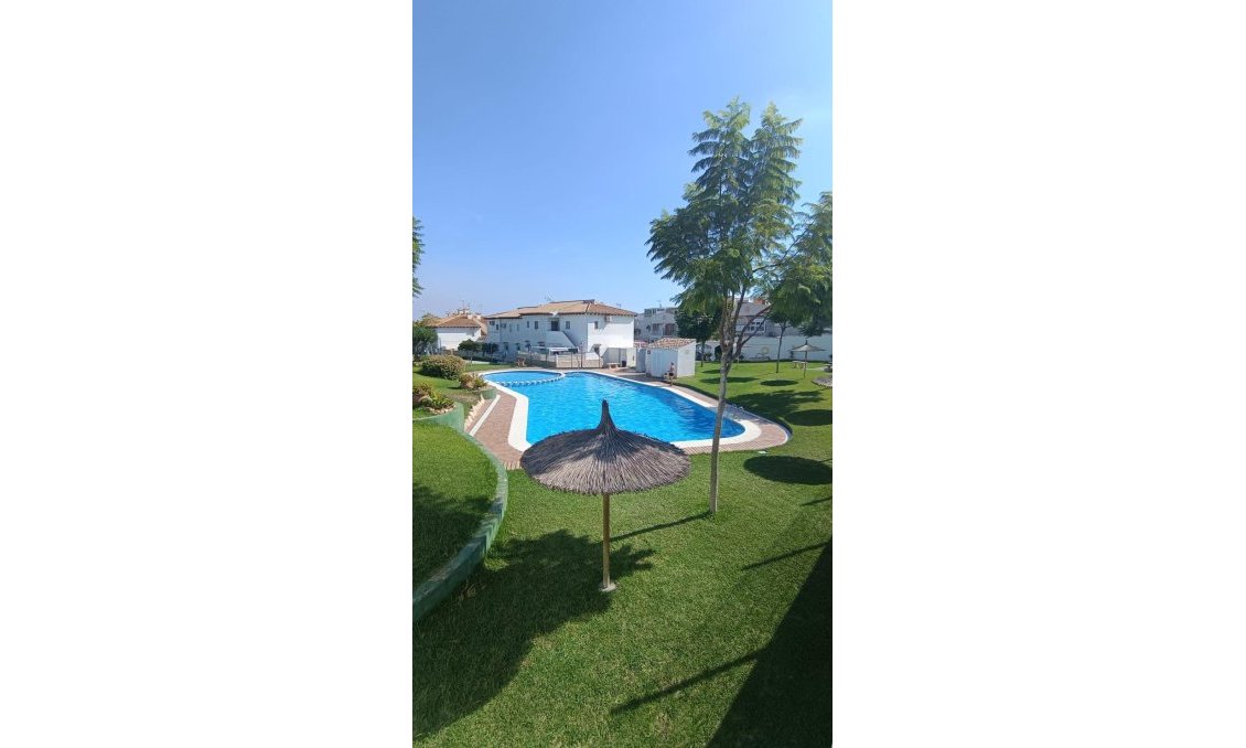 Használt Ingatlanok - Sorház -
Torrevieja - Los Balcones