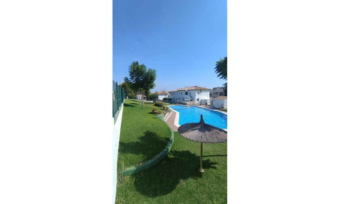 Használt Ingatlanok - Sorház -
Torrevieja - Los Balcones