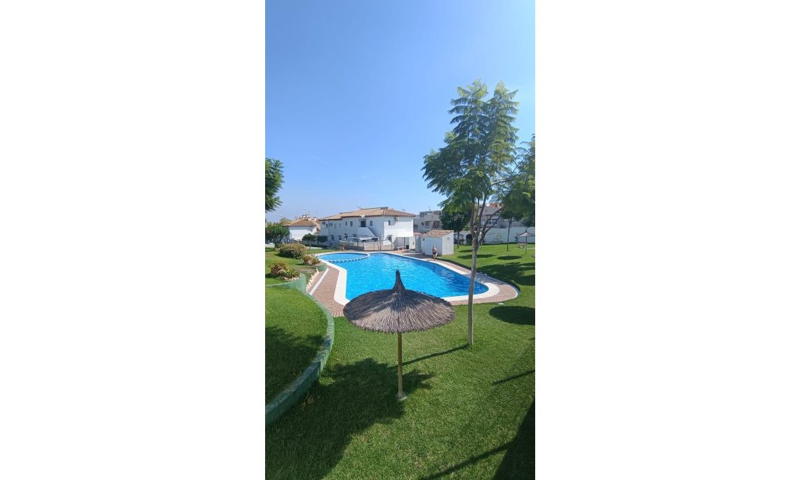 Használt Ingatlanok - Sorház -
Torrevieja - Los Balcones