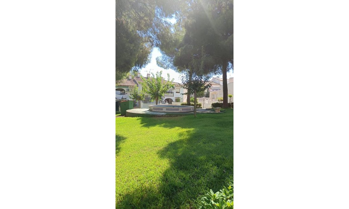 Használt Ingatlanok - Sorház -
Torrevieja - Los Balcones