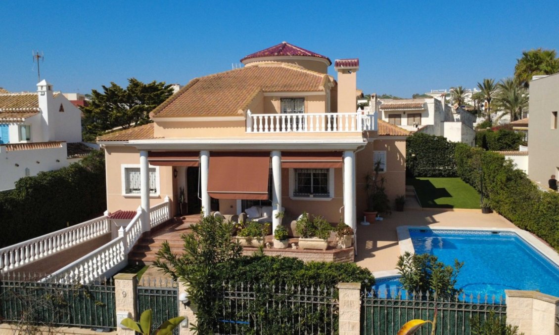 Használt Ingatlanok - Villa -
Torrevieja - Costa Blanca