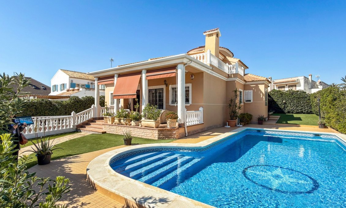 Használt Ingatlanok - Villa -
Torrevieja - Costa Blanca