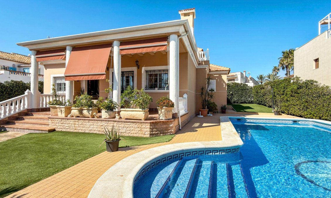 Használt Ingatlanok - Villa -
Torrevieja - Costa Blanca