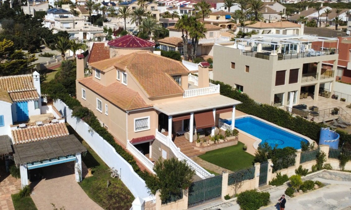 Használt Ingatlanok - Villa -
Torrevieja - Costa Blanca