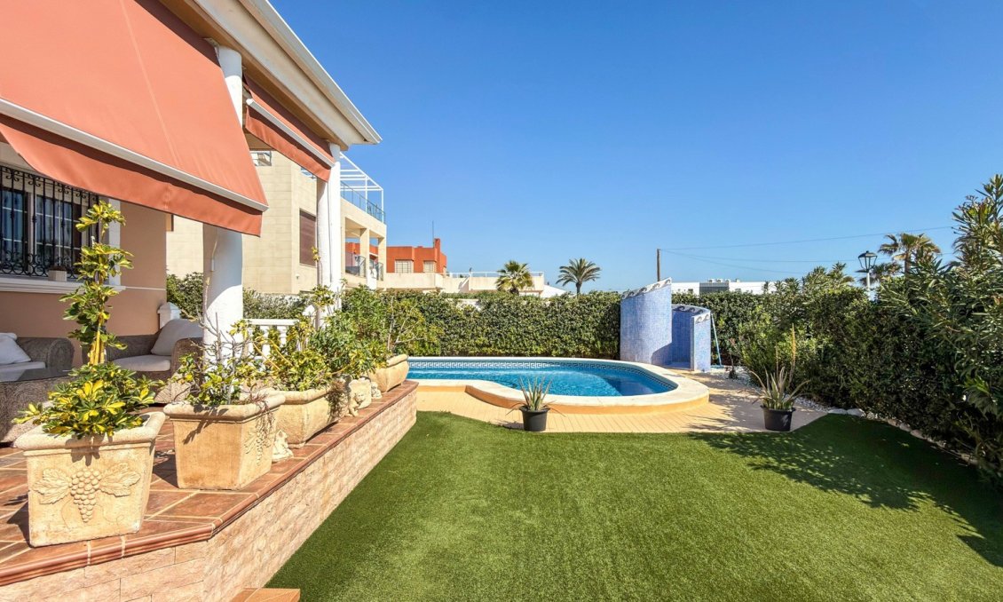 Használt Ingatlanok - Villa -
Torrevieja - Costa Blanca