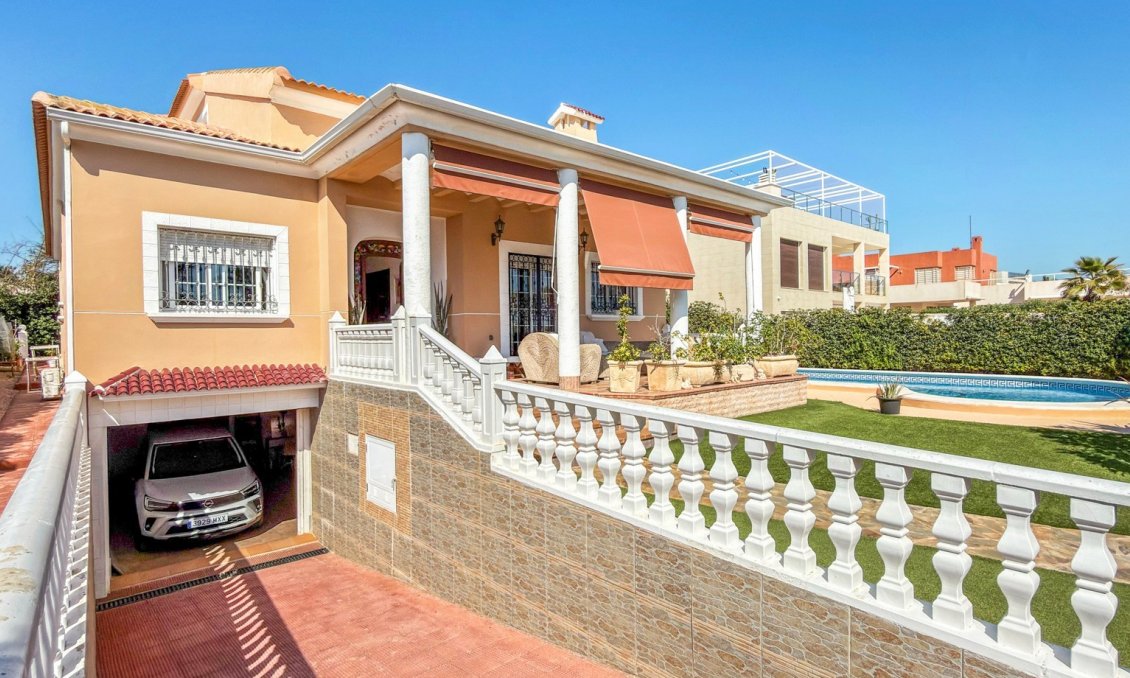 Használt Ingatlanok - Villa -
Torrevieja - Costa Blanca