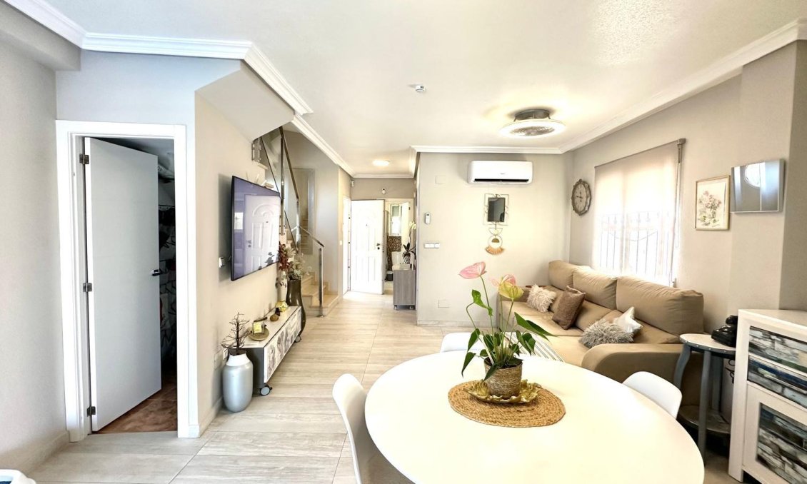 Használt Ingatlanok - Villa -
Orihuela Costa - La Regia