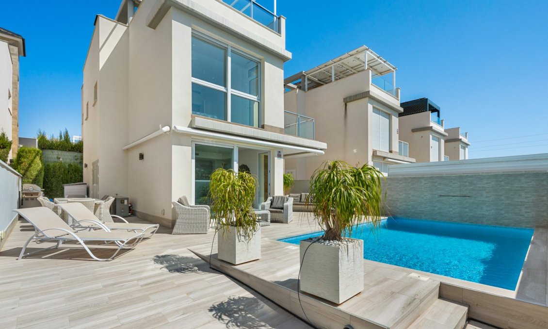 Resale - Villa -
Torrevieja