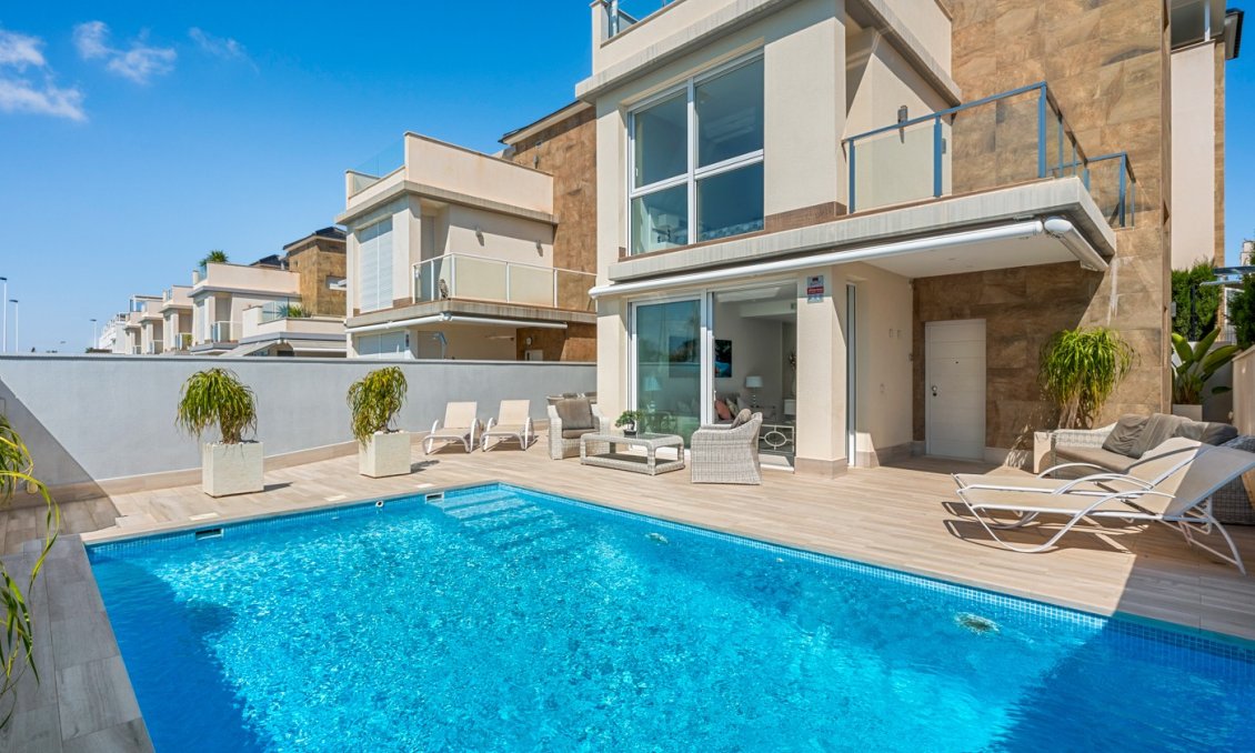 Resale - Villa -
Torrevieja